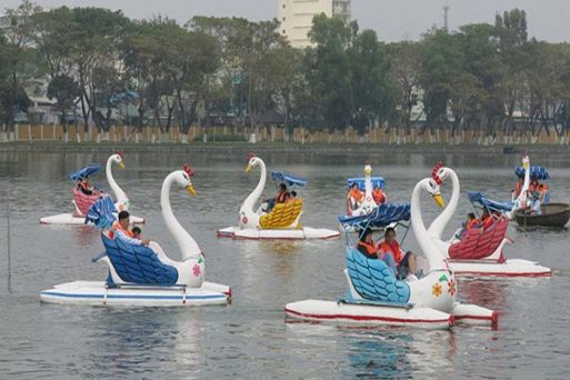 Peddle Boat the West Lake like a … swan?